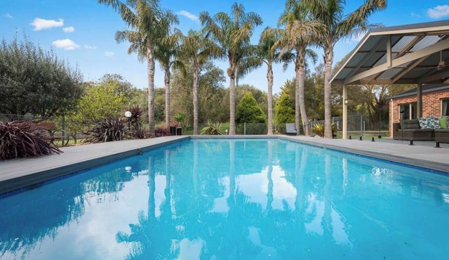 Number 8 - luxury accommodation on 1 acre in Rye