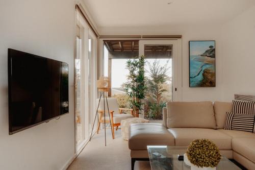 OCEAN VIEW Coastal 3 BEDROOM Retreat in Lorne - Balcony, Fireplace, Free WiFi Warm Coastal Charm in Lorne