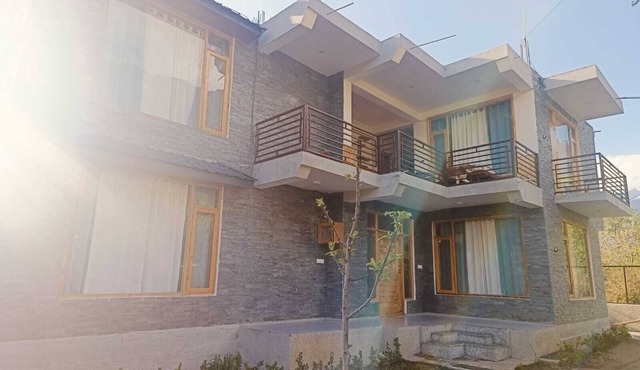 Old Town Manali Homestay, Cozy Room with Apple Orchard & Mountain Views