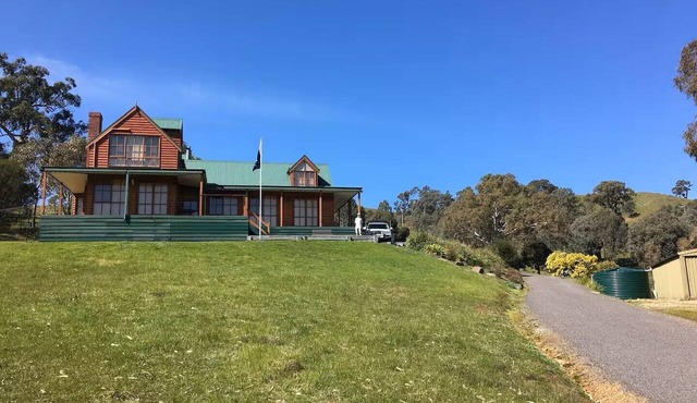 Omaroo: 4 BR, 2 BA House in Mansfield, Sleeps 10 in Mansfield