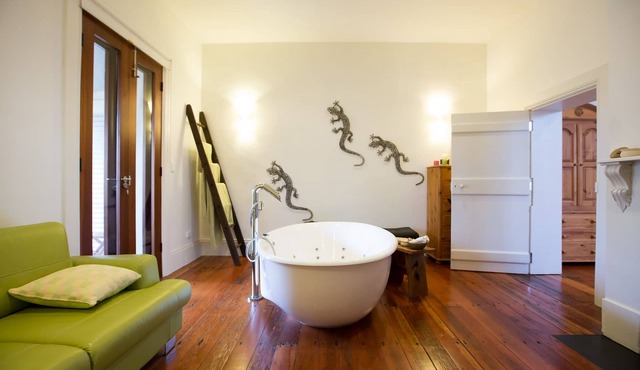 Open Fire and Spa Bath Indulgent and Luxury Villa in Strathalbyn