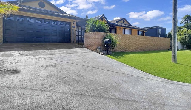 Our Haven: 4-Bed Escape Near Beach & Mogo Trails in Batehaven