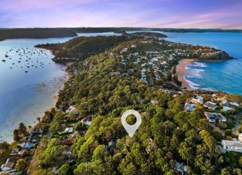 Palm beach Sydney, Modern home with water view