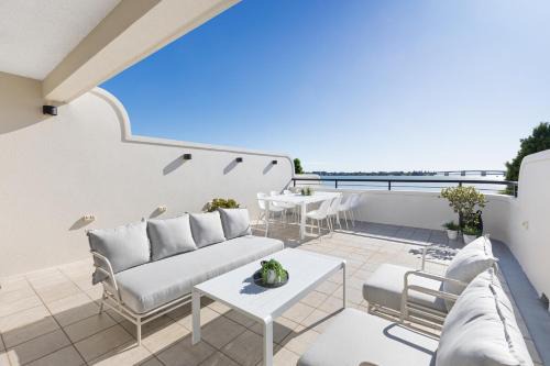 Panoramic Water View Apartment in Sylvania