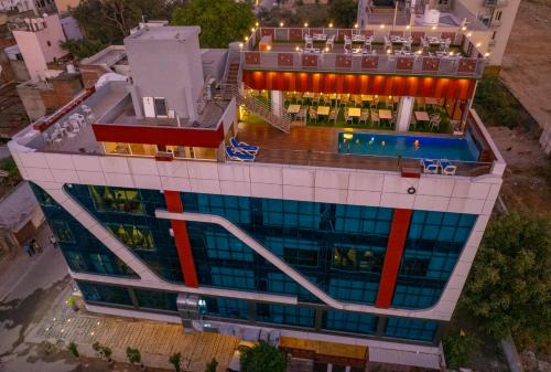 Pax Grand Blue - Rooftop Swimming Pool & Restaurant - 500 Mtr from Udaipur Railway station in Udaipur