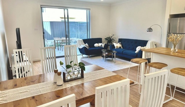 Peaceful 3BR Retreat Free Parking Close City in Lightsview