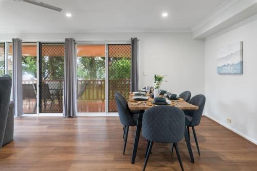 Peaceful and Convenient 4BR Family Modern Retreat in Brisbane