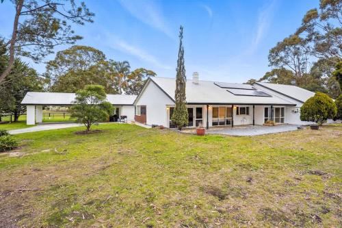 Perfect Family Getaway in Cranbourne South in Devon Meadows