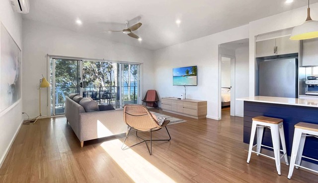 Pet-Friendly 3-Bed Coastal Gem Near Long Beach in Long Beach