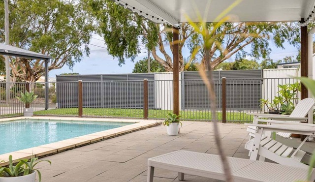 Pet Friendly Beachside Hideaway - Lazy on Lowry in WOORIM