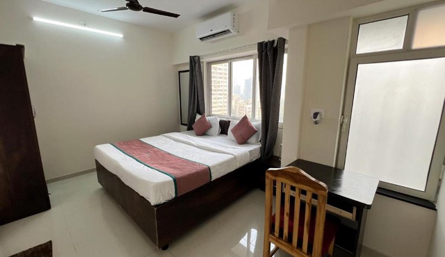 Pinakii Comfort Stay Malad - Near Nesco & Oberoi Mall