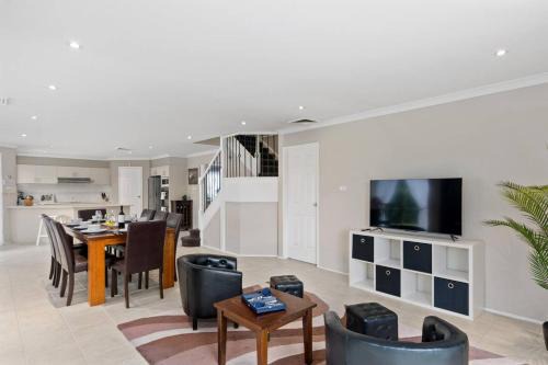 'Pineview Escape' Generous Comfort for Families in Shellharbour