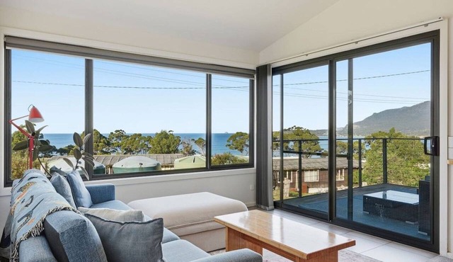 Pirates Bay Sea Views, Sunny Decks & Telescope in Eaglehawk Neck
