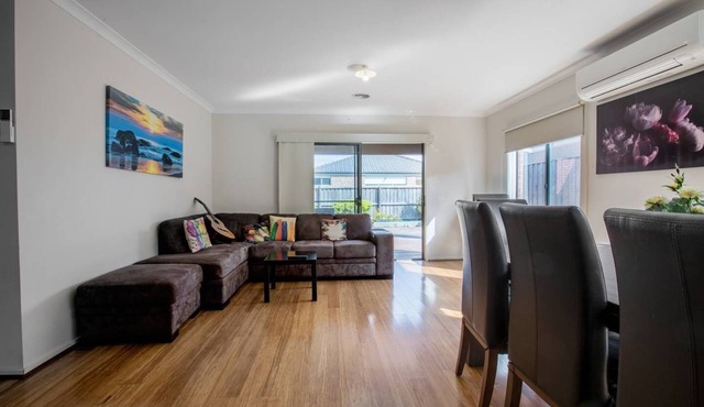 Point Cook Home with a beautiful view in salt water in Point Cook