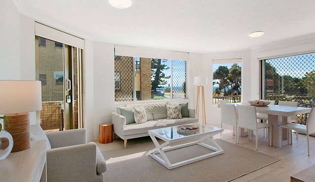 Point View Lodge 2 - Ground Floor Beachfront Bilinga - Linen Provided in Bilinga
