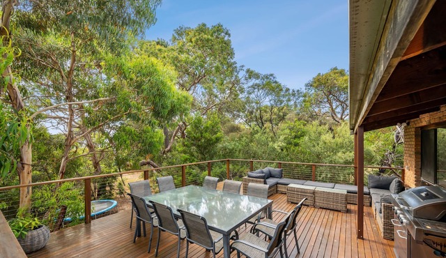 Pool table, air hockey, ping pong & foosball! Close to the beach and shops. in Anglesea