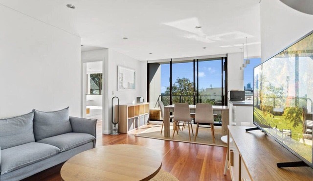 Prime Location 2-Bed Apartment with Parking in Centennial Park