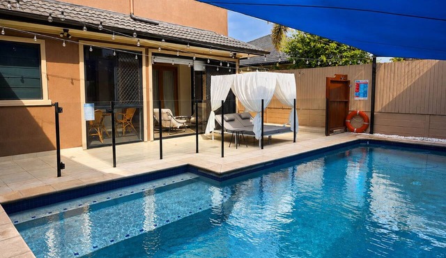 Private 2BR Suite with separate entrance, dedicated parking and swimming pool in Bridgeman Downs