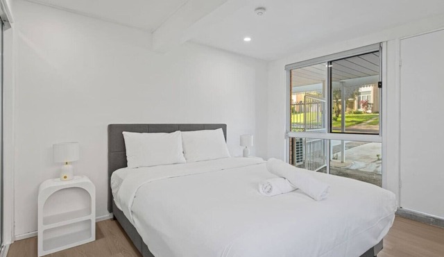 Private bed Suite Near Garden City with Kitchen in MacGregor