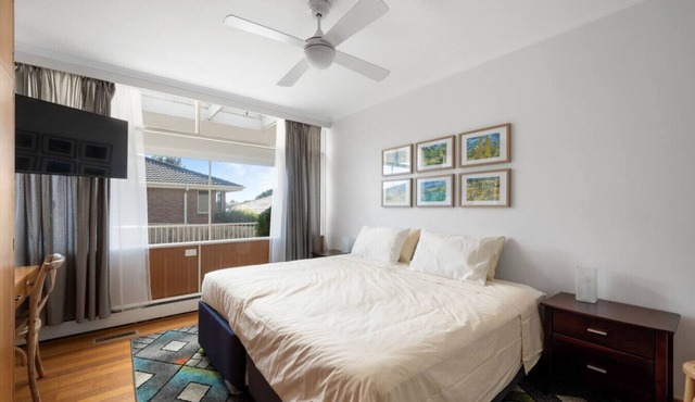 Private king guest room w/free parking in Highett