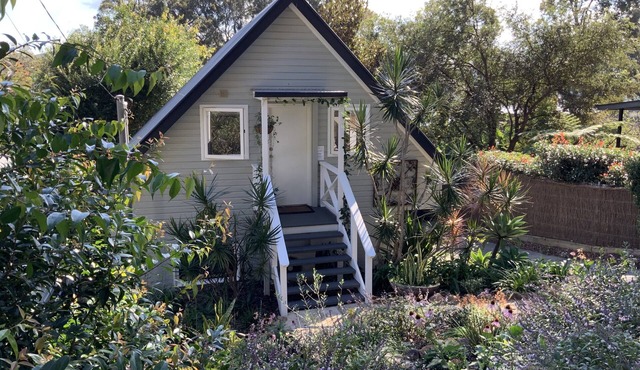 Private separate stylish spacious couples retreat . Tree canopy and water views in Pretty Beach