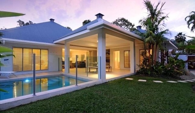 Private,tranquil, secure and 3 minute flat walk to Four Mile beach in Port Douglas