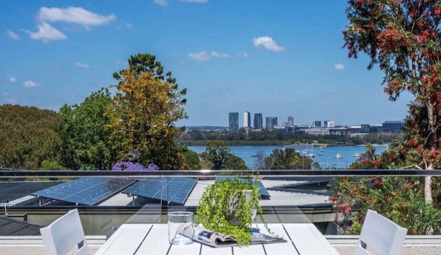 Putney · Brand New Luxury House | Pool & Waterview