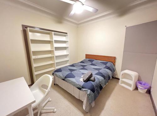 Queen Room in Rydalmere - R4 in Sydney