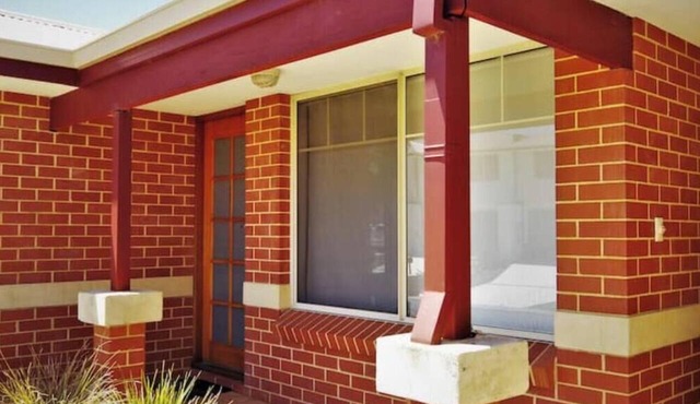 Quiet and private house. Walk to train & shops 5 minutes by car to beach. 2. in Currambine