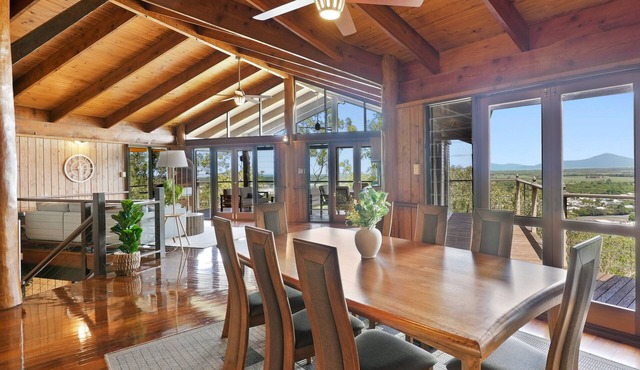 Rainforest Treehouse Sanctuary - with ocean views in Smithfield