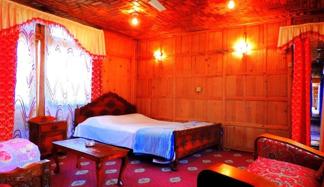 Raja's Palace Houseboat - Lake View