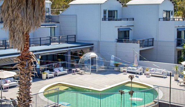 Relaxing Couples Getaway by the Pool in Batehaven