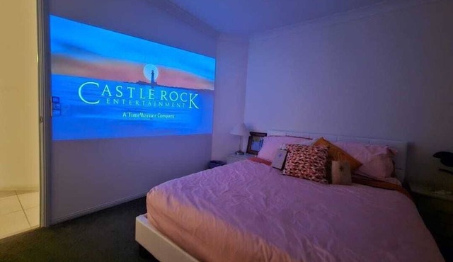 Retro Luxe Hideaway near theme parks + nature reserve. No stairs & large garden! in Helensvale