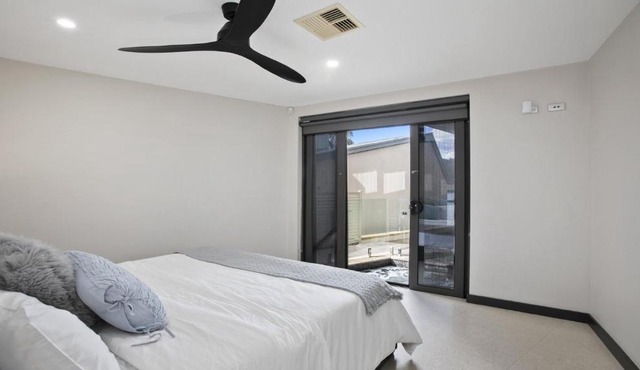 Riptides Booker Bay -Waterfront apartment, walk to shops & cafes in Booker Bay