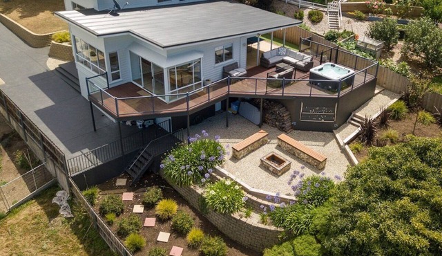 River View Holiday House 10 min to CBD. Sleeps 8 in Bellerive