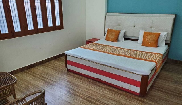 Room 1 - Near to River & Golden temple. Close to all visiting places is nearby