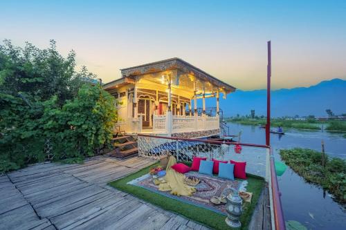 SaffronStays Kingori Houseboat - luxury houseboat with private deck, shikara high tea & lake views