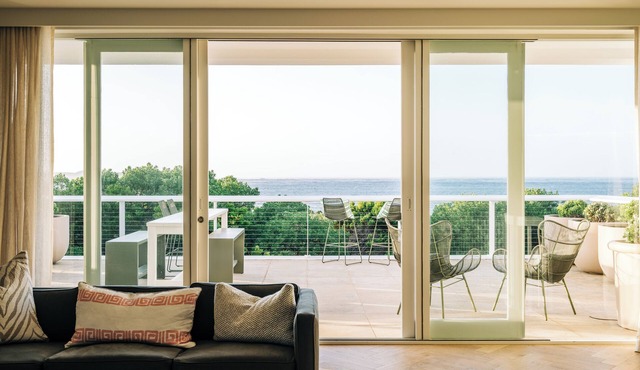 Sagres: beachfront retreat with pool in Queenscliff
