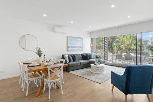 Saltwater Escape - Contemporary Seaside Stunner in Shellharbour