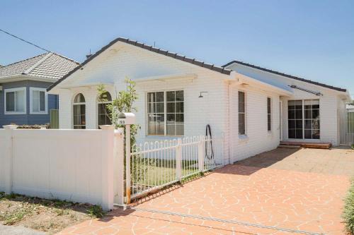 SeaBreeze at Ettalong Spacious Coastal Retreat in Ettalong Beach