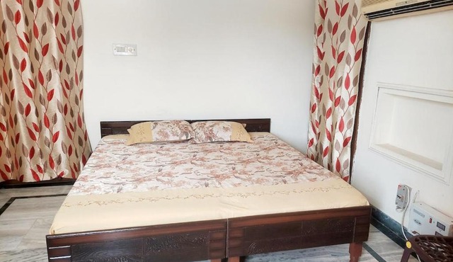Second Floor's Single spacious room with terrace in Maudaha
