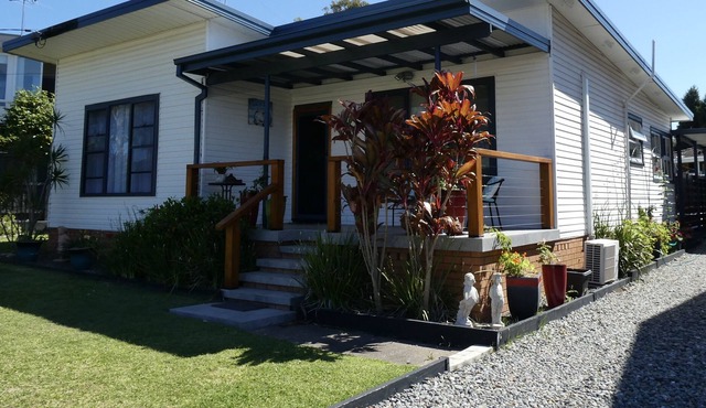 SERENDIPITY TRANQUIL RETREAT, located on Beautiful Lake Macquarie, in Gwandalan