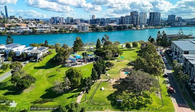 Showroom Group Stay - Sleeps 8 - Baby and Work Station Ready - Oxford St in Brisbane