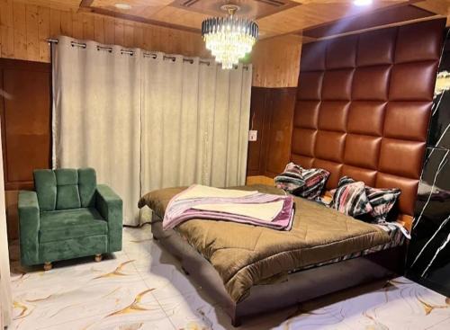 Snow and Saffron Hotel & Restaurant in Khor