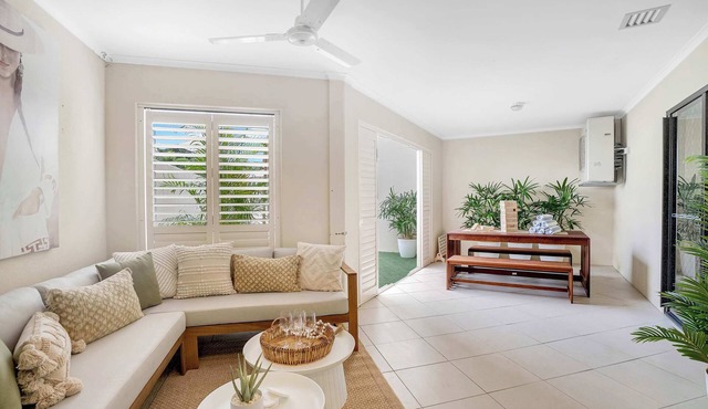 Spacious 3 Bedroom Retreat with Pool and Courtyard in Cairns North