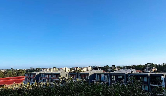Spacious 3BR Retreat near CBD | Parking & Balcony in Rosebery