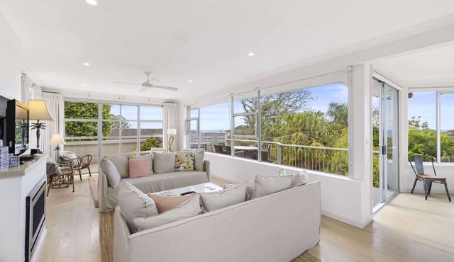 Spacious 5-Bed Beach House with Ocean View in Whale Beach