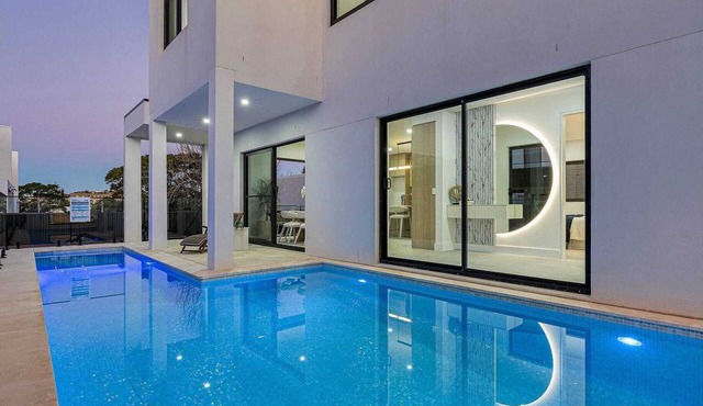 Spacious 5BR Home, Private Pool Near Syd Airport in Bexley