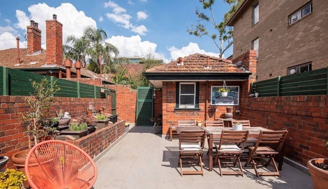 Spacious beachside apartment with garden terrace in Saint Kilda West