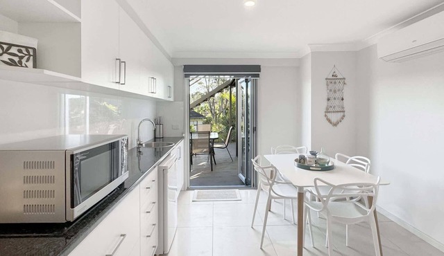 Spacious Beach Studio With Alfresco Dining in Surf Beach
